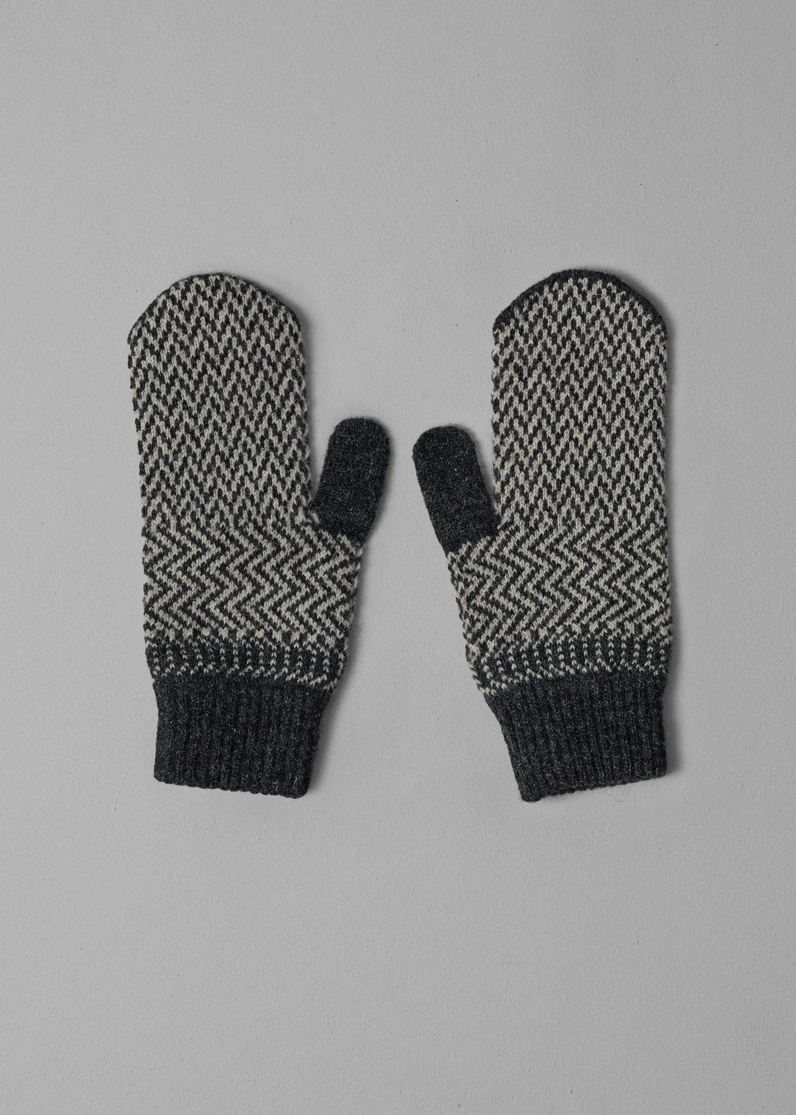 Zig Zag Jacquard Mittens | Graphite